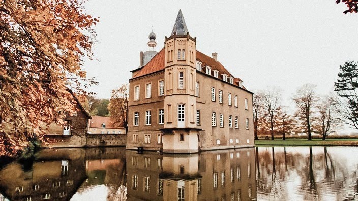 Schloss mit Wassergraben (Weitwinkelobjektiv)
